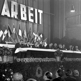 Die Rednertribüne des Kongresssaales während der Eröffnungsfeierlichkeiten. Am 12. Oktober 1949 wird im Kongresssaal des Deutschen Museums in München die Gründungstagung des Deutschen Gewerkschaftsbundes eröffnet.