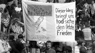 Transparent mit der Aufschrift "Dieser Weg bringt uns todsicher den letzten Frieden": Protest gegen die Stationierung von Pershing-II-Raketen in Mutlangen am 3. September 1983