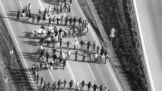 Luftbild einer Menschenkette auf der B10 zwischen Plochingen und Ulm am 22. Oktober 1983. Auf einer Stecke von 108 Kilometern Länge reichten sich von Stuttgart über die Schwäbische Alb nach Neu-Ulm 220.000 Menschen aus Protest gegen die Stationierung von neuen US-amerikanischen Mittelstreckenraketen die Hände.