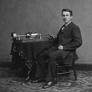 Thomas Alva Edison (1847 - 1931) mit dem 1877 von ihm erfundenen Zinnfolienphonographen. Foto um 187778.