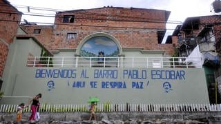 Auf diesem Dach wurde Pablo Escobar 1993 von der Polizei erschossen hat. Auch 20 Jahre nach seinem Tod war er in der Nachbarschaft wegen seiner Großzügigkeit und der Häuser, die er den Armen gab, als "Robin Hood" in Erinnerung