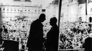 Händedruck zwischen dem französischen Staatspräsidenten Charles de Gaulle (links) und Bundespräsident Heinrich Lübke nach der Rede des französischen Staatsgastes im Schlosshof von Ludwigsburg am 9. September 1962