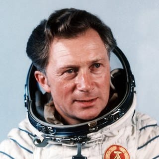 Kosmonaut Sigmund Jähn, aufgenommen nach seinem erfolgreichen Flug mit dem sowjetischen Raumschiff Sojus 31 zur Raumstation MIR im August 1978