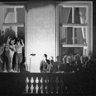 Der damalige Außenminister Hans-Dietrich Genscher (unter dem Fensterkreuz rechts) mit anderen Politikern auf dem Balkon der bundesdeutschen Botschaft in Prag. Am 30. September 1989 hatte der FDP-Politiker dort den DDR-Bürgern im Garten verkündet, dass ihre Ausreise möglich geworden war.