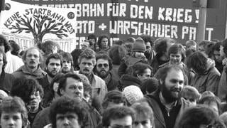 Rund 1000 Demonstranten protestieren gegen die Eröffnung der neuen Start- und Landebahn "Startbahn West" in Mörfelden-Walldorf nahe dem internationalen Flughafen Frankfurt am Main. Die Landebahn wurde am 12. April 1984 offiziell eröffnet.