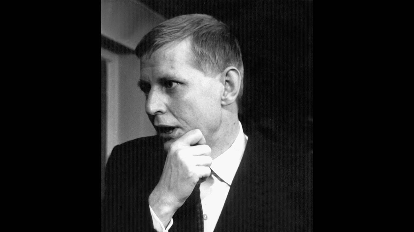 Der deutsche Lyriker und Essayist Hans Magnus Enzensberger, aufgenommen am 19. Oktober 1963 in Darmstadt nach der Verleihung des Georg-Büchner-Preises.