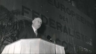 Robert Schuman im Januar 1955 bei einer Rede in Paris. Kurz darauf hielt er eine Rede im Schloss Ludwigsburg und plädierte dort für eine Europa-Armee