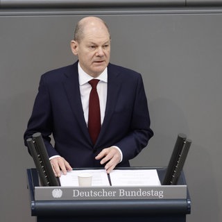 Drei Tage nach dem Angriff Russlands am 24.2.2022 auf die Ukraine spricht Olaf Scholz in einer Regierungserklärung erstmals von "Zeitenwende".