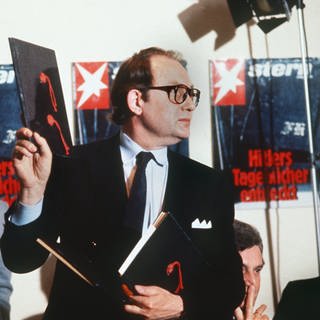 "Stern"-Reporter Gerd Heidemann präsentiert auf der Pressekonferenz des Hamburger Magazins "Stern" am 25. April 1983 die vermeintlichen Dokumente (Foto vom 25.04.1983). An diesem Tag begann der "Stern" mit der Veröffentlichung der angeblichen "Hitler-Tagebücher".