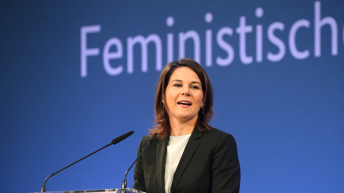 Bundesaußenministerin Annalena Baerbock (Bündnis90/Grüne) hält am 1. März 2023 eine Rede bei der Vorstellung der Leitlinien zur Feministischen Außenpolitik im Weltsaal des Auswärtigen Amts