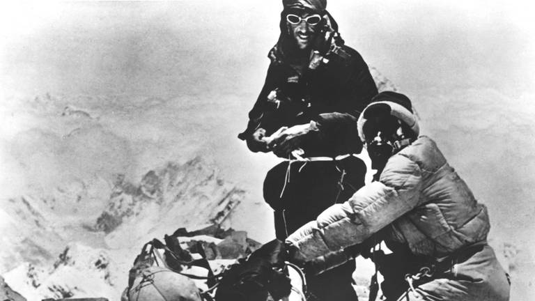 Am 29. Mai 1953 standen erstmals zwei Menschen auf dem Gipfel des Mount Everest, der neuseeländische Bergsteiger Edmund Hillary und der nepalesische Sherpa Tenzing Norgay. 