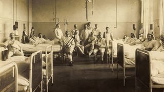 Rekonvaleszente Soldaten sowie Schwestern und Ärzte im Krankenhaus im Ersten Weltkrieg