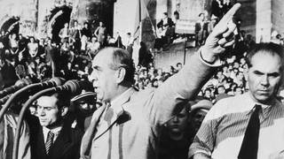 Kundgebung auf dem Platz der Republik vor dem Reichstag mit 350 000 Menschen am 9. September 1948. Ernst Reuter fordert Beistand für das blockierte Berlin in seiner Rede "Ihr Völker der Welt ..." (rechts der Berliner SPD-Vorsitzende Franz Neumann)