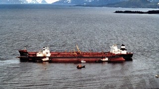 Der Öltanker "Exxon Valdez" lief am 24.3.1989 im Prinz-William-Sund vor Alaska auf Grund. 40.000 Tonnen ausgelaufenes Rohöl lösten eine Umweltkatastrophe aus.