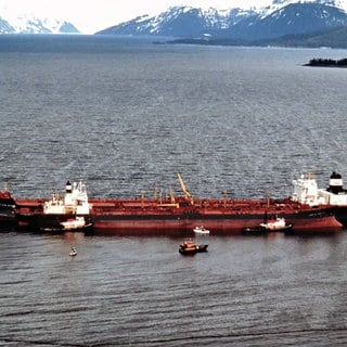 Der Öltanker "Exxon Valdez" lief am 24.3.1989 im Prinz-William-Sund vor Alaska auf Grund. 40.000 Tonnen ausgelaufenes Rohöl lösten eine Umweltkatastrophe aus.