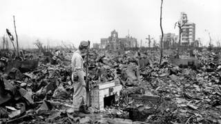 Ein Mann steht am 7. September 1945 in den Ruinen von Hiroshima. Die USA hatten am 6. August 1945 die Uran-Atombombe "Little Boy" über der japanischen Stadt abgeworfen.