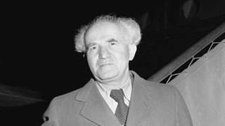 David Ben-Gurion am 8. Mai 1947 auf dem Flughafen La Guardia in New York