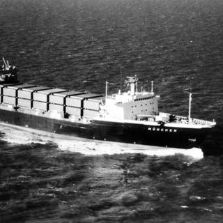 Der Frachter "München" (undatiert Aufnahme). Das Schiff hatte am 12. Dezember 1978 auf dem Weg von Bremerhaven nach Savannah (USA) nördlich der Azoren SOS gemeldet. Nach einer 10-tägigen Suchaktion wurde die Hoffnung auf Bergung der 28-köpfigen Besatzung aufgegeben; die Suche wurde eingestellt. 