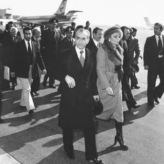 Schah Mohammad Reza Pahlavi und Kaiserin Farah gehen am 16.1.1979 über das Rollfeld des Mehrabad Airport zu einem Flugzeug, um das Land zu verlassen. Der Schah verließ im Zuge der islamischen Revolution von seinen Thron.