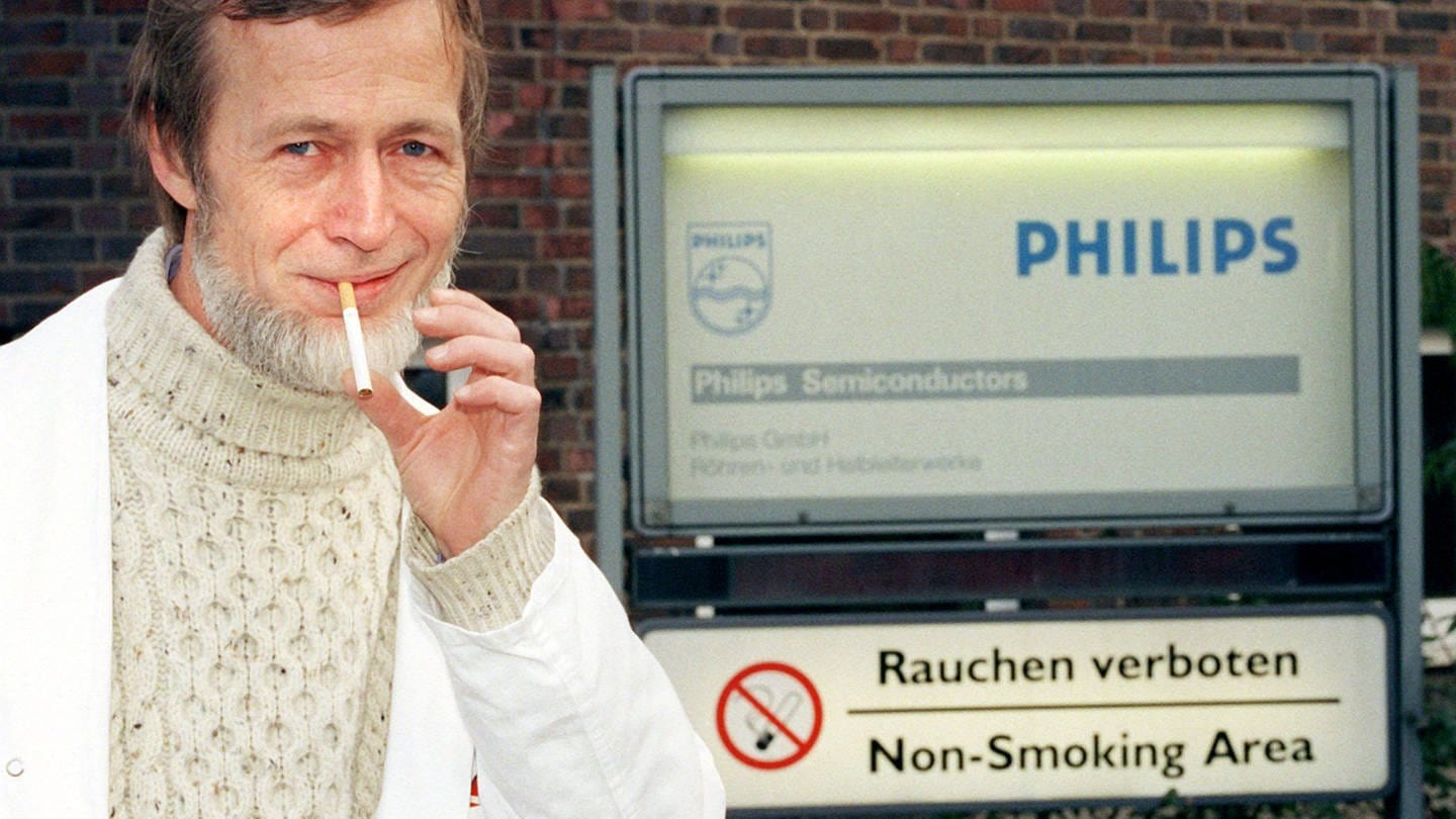 Der Hamburger Philips-Mitarbeiter Fritjof Karlsen-Svensson steckt sich am 20.1.1999 vor dem Firmeneingang in der Hansestadt eine Zigarette an. Karlsen-Svensson hatte vor dem Bundesarbeitsgericht in Kassel gegen ein Rauchverbot in seiner Firma geklagt und wollte damit einen Raucherraum erstreiten. Das Gericht hatte am 19.1. in einem Grundsatzurteil jedoch bestätigt, daß Arbeitgeber und Betriebrat generelle Rauchverbote für alle Räume eines Betriebes verhängen dürfen.