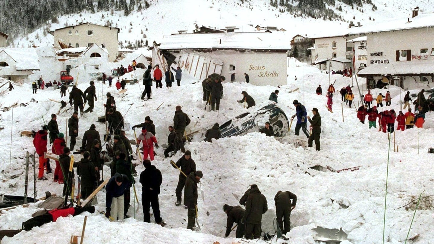 Rettungsmannschaften durchsuchen am 24. Februar 1999 nach der verheerenden Lawinenkatastrophe in der österreichischen Urlauberhochburg Galtür Trümmer und Schnee nach Verschütteten. Für über 50 Menschen gab es kein Entkommen.