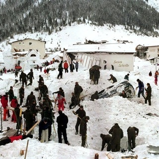 Rettungsmannschaften durchsuchen am 24. Februar 1999 nach der verheerenden Lawinenkatastrophe in der österreichischen Urlauberhochburg Galtür Trümmer und Schnee nach Verschütteten. Für über 50 Menschen gab es kein Entkommen. 