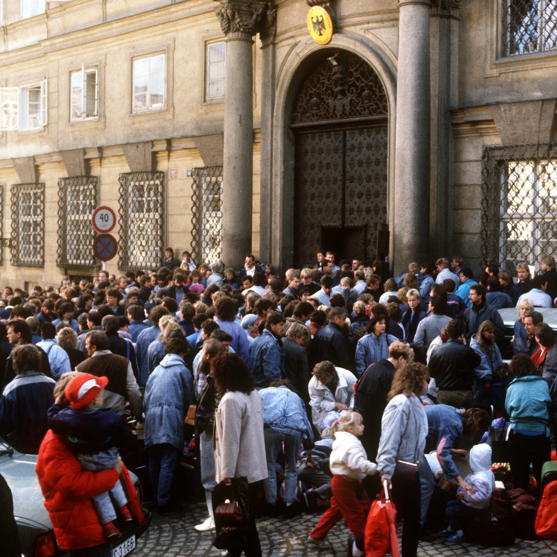 DDR-Bürger stürmen Prager Botschaft | 3.10.1989