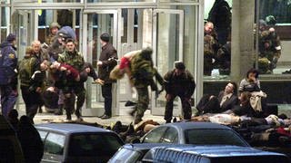 Russische Elitesoldaten tragen am 26. Oktober 2002 nach Beendigung der Geiselnahme Besucher des Moskauer Musical-Theates aus dem Gebäuder; die Geiseln sind durch das eingesetzte Gas betäubt. Am 23. Oktober hatten schwer bewaffnete Angreifer das Kulturhaus nahe der Metrostation Dubrowka gestürmt und hunderte Menschen in ihre Gewalt gebracht.