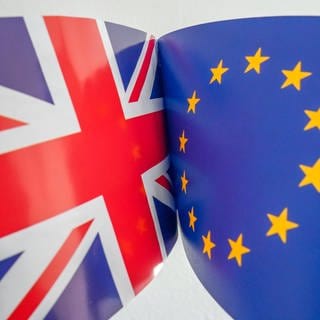 Flaggen Großbritanniens und der EU. Wie geht es weiter in Sachen Brexit?