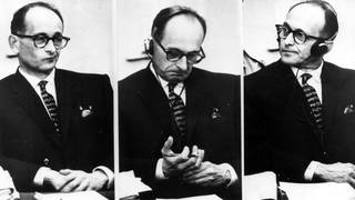 Die wechselnden Gesichter von Adolf Eichmann. Drei Nahaufnahmen des ehemaligen SS-Führers Adolf Eichmann, gekleidet in einen dunklen Anzug und ein weißes Hemd, während er sich am 27. April 1961 in Jerusalem im Prozess gegen ihn die Beweise anhört.