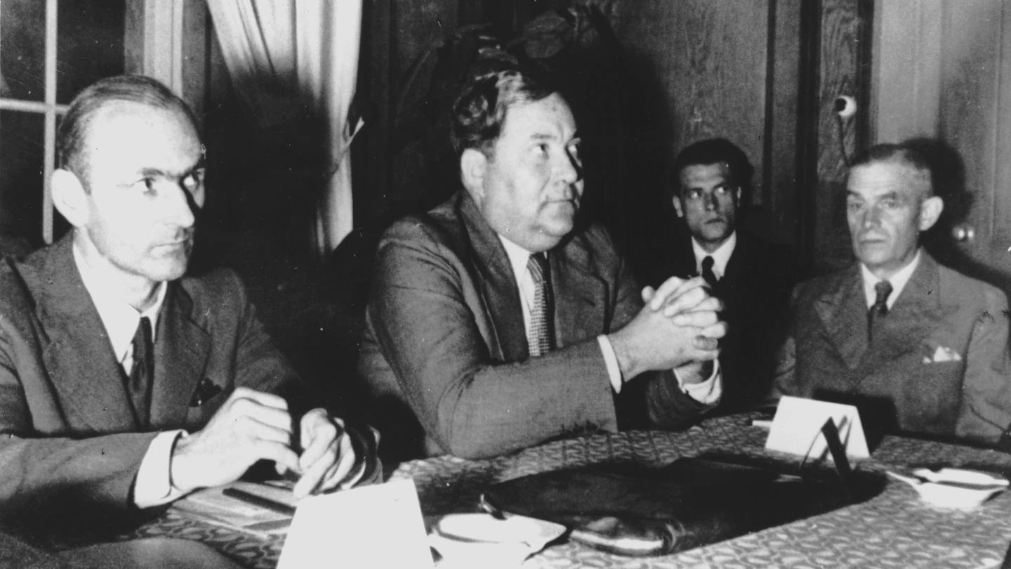 Erste Sitzung des Sachverständigenausschusses für Verfassungsfragen am 10. August 1948 auf der Insel Herrenchiemsee. Links Dr. von Schmoller, neben ihm in der Bildmitte Carlo Schmid