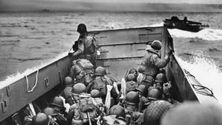 6. Juni 1944, Operation Overlord: Blick von oben in ein Landungsboot während der Invasion alliierter Streitkräfte an den Stränden der Normandie in Frankreich am Omaha Beach am D-Day.
