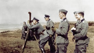 Deutsche Offiziere mit Ferngläsern an einem Strand in der Normandie 1944. Am 6. Juni 1944 landeten im Rahmen der Operation Overlord am sogenannten D-Day alliierten Truppen an der Küste Frankreichs.