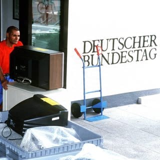 Regierungsumzug von Bonn nach Berlin im Juli 1999: Ein Umzugshelfer räumt Fernsehgeräte aus einem Verwaltungsgebäude in Bonn
