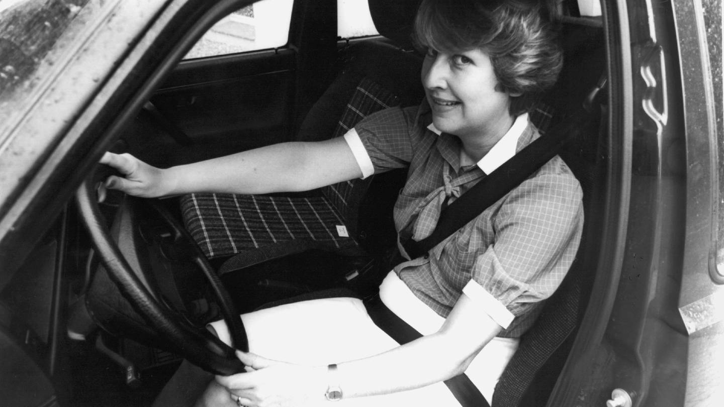 Ein Frau sitzt vorschriftsmäßig angeschnallt hinter dem Steuer eines Wagens: Vom 1. August 1984 an müssen Gurtmuffel mit einem Verwarnungsgeld von 40 Mark rechnen.