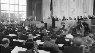 Konstituierende Sitzung des ersten Deutschen Bundestages am 7. September 1949 in der ehemaligen Pädagogischen Akademie in Bonn