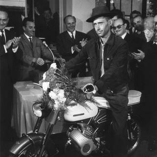 Der Portugiese Armando Rodrigues de Sá wird 1964 als millionster Gastarbeiter in der Bundesrepublik im Köln-Deutzer Bahnhof mit einem Moped als Geschenk begrüßt