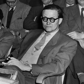 Karl-Eduard von Schnitzler im Januar 1954 als Leiter der Kommentatorengruppe des staatlichen Rundfunkkomitees der DDR bei einer Pressekonferenz in Ostberlin zur Viermaechtekonferenz der Aussenminister