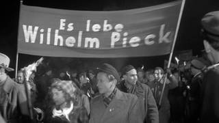 Fackelzug für Wilhelm Pieck, einziger jemals amtierender Präsident der DDR, am 11. Oktober 1949 in Ostberlin anlässlich der Gründung der DDR