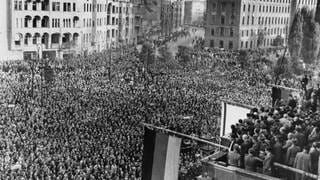 Kundgebung am 8. Oktober 1949 vor dem Rathaus Schöneberg in West-Berlin für freie Wahlen in ganz Berlin und für ein demokratisches Europa. Anlass war die Verkündung der Staatsgründung der DDR am Vortag.