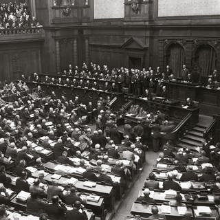 Heinrich Brüning im Reichstag am 1.4.1930