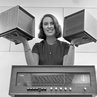 Ein neues Stereo-Radio der Firma Saba wird am 1965 auf der Funkausstellung in Stuttgart vorgestellt: Als in den 1960er-Jahren der Rundfunk immer mehr Sendungen in Stereo produziert, gibt es Diskussionen: Ist das nicht reine Spielerei, die nur von einigen wenigen genutzt werden würde? Vielleicht interessant für die Hörspielkunst, aber sonst? 