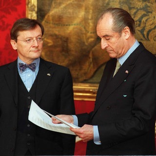 Österreiches Präsident Thomas Klestil (rechts) und der neue ÖVP-Kanzler Wolfgang Schüssel bei der Vereidigung am 4. Februar 2000 in der Wiener Hofburg. 1999 hatte die FPÖ fast 27 Prozent der Stimmen gekmmen, genauso viele wie die konservative ÖVP. Beide zusammen konnten eine Regierung bilden. Bei der Vereidigung sind die Proteste massiv. 