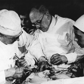 Prof. Ferdinand Sauerbruch bei einer Operation, Foto um 1933