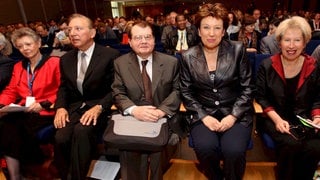 Die französische Gesundheitsministerin Roselyne Bachelot (2. v. r.), die Präsidentin des Pasteur-Instituts Alice Dautry (r.), der französische Wissenschaftler Luc Montagnier (Mitte), der US-Wissenschaftler Robert Gallo (2. v. l.) und die französische Virologin Françoise Barré-Sinoussi (l.) nehmen am 19. Mai 2008 am Pasteur-Institut in Paris (Frankreich) an der Eröffnung des Komitees zum 25-jährigen Jubiläum von HIV teil.