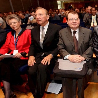 Die französische Gesundheitsministerin Roselyne Bachelot (2. v. r.), die Präsidentin des Pasteur-Instituts Alice Dautry (r.), der französische Wissenschaftler Luc Montagnier (Mitte), der US-Wissenschaftler Robert Gallo (2. v. l.) und die französische Virologin Françoise Barré-Sinoussi (l.) nehmen am 19. Mai 2008 am Pasteur-Institut in Paris (Frankreich) an der Eröffnung des Komitees zum 25-jährigen Jubiläum von HIV teil.