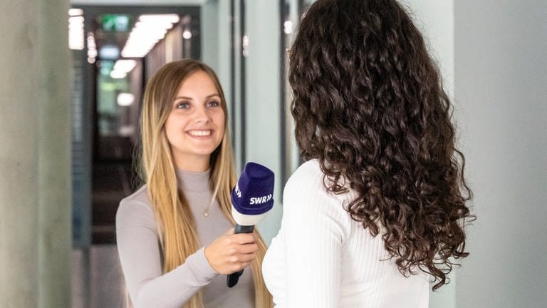 Zwei junge Frauen in einer Interviewsituation