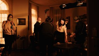 Am Set in der Villa Muth, DP Johannes Louis richtet mit seinem Team das Set ein und bestimmt die Position von Sophie Scholl (Luna Wedler). 