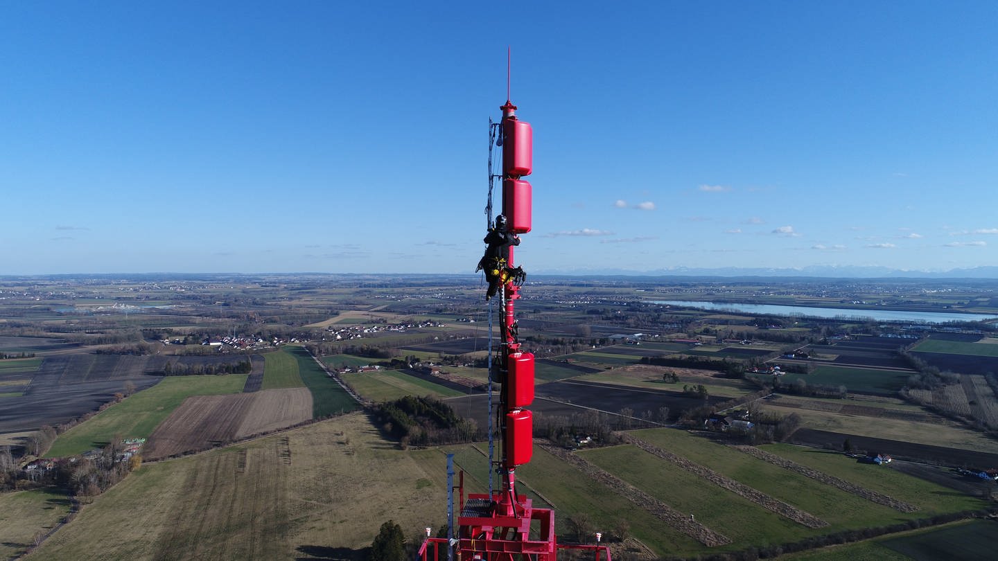 Das Bild zeigt die Installation der 5G-Broadcastantenne am Sender Ismaning bei München. Die Antenne und der dortige 5G-Broadcastsender sind Teil des Netzwerkes für den aktuellen 5G-Broadcast-Feldversuch.