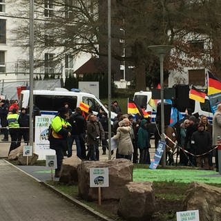 Demonstration vor dem Funkhaus Baden-Baden